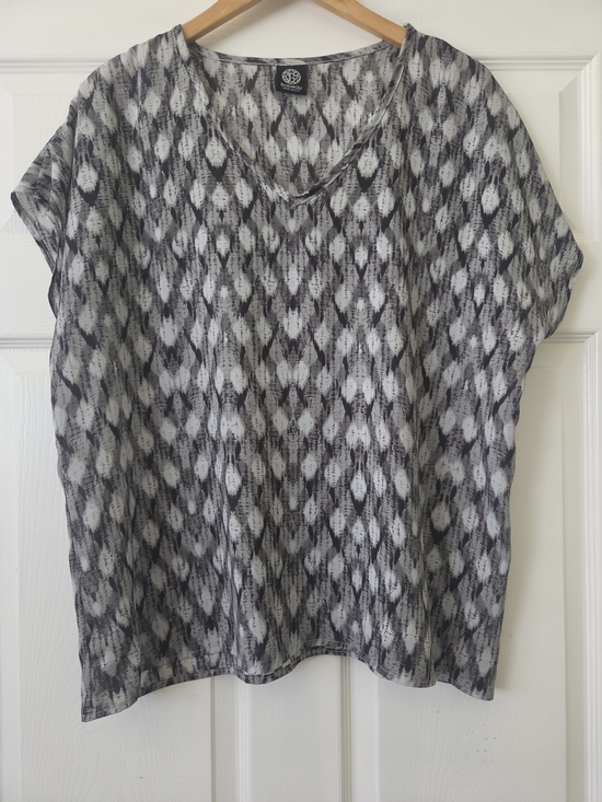 bobeau Tops - Bobeau Black and Gray Abstract Printed V-Neck Top Women's Large